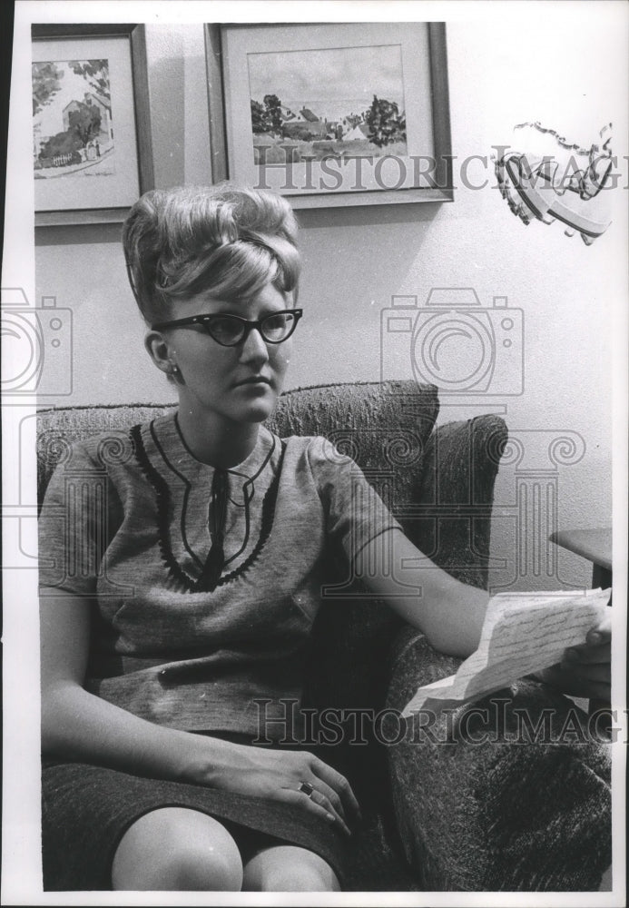 1965 Press Photo Mrs. Strobel Sits During Milwaukee Sentinel Young America Week - Historic Images