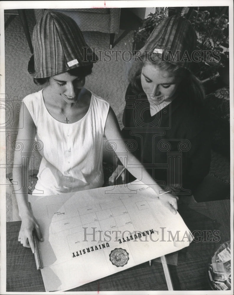1965 Press Photo Coeds Nancy Newton and Carolyn Klein at Marquette University-Historic Images