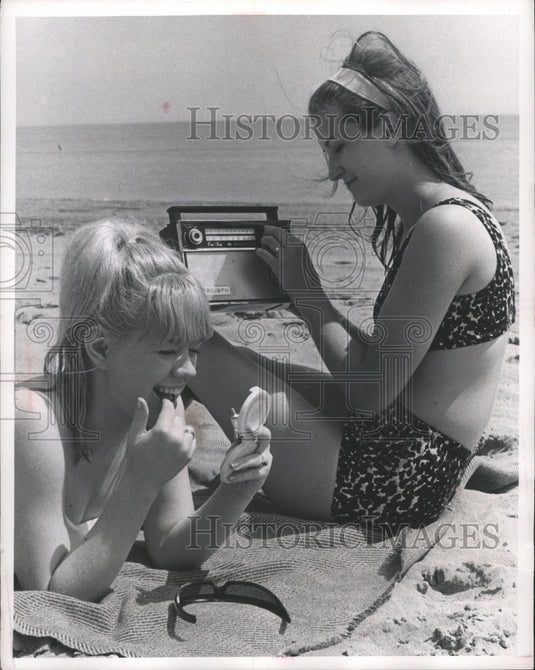 1965 Press Photo Patricia Dembits and Christine O'Brien laying in the sun - Historic Images