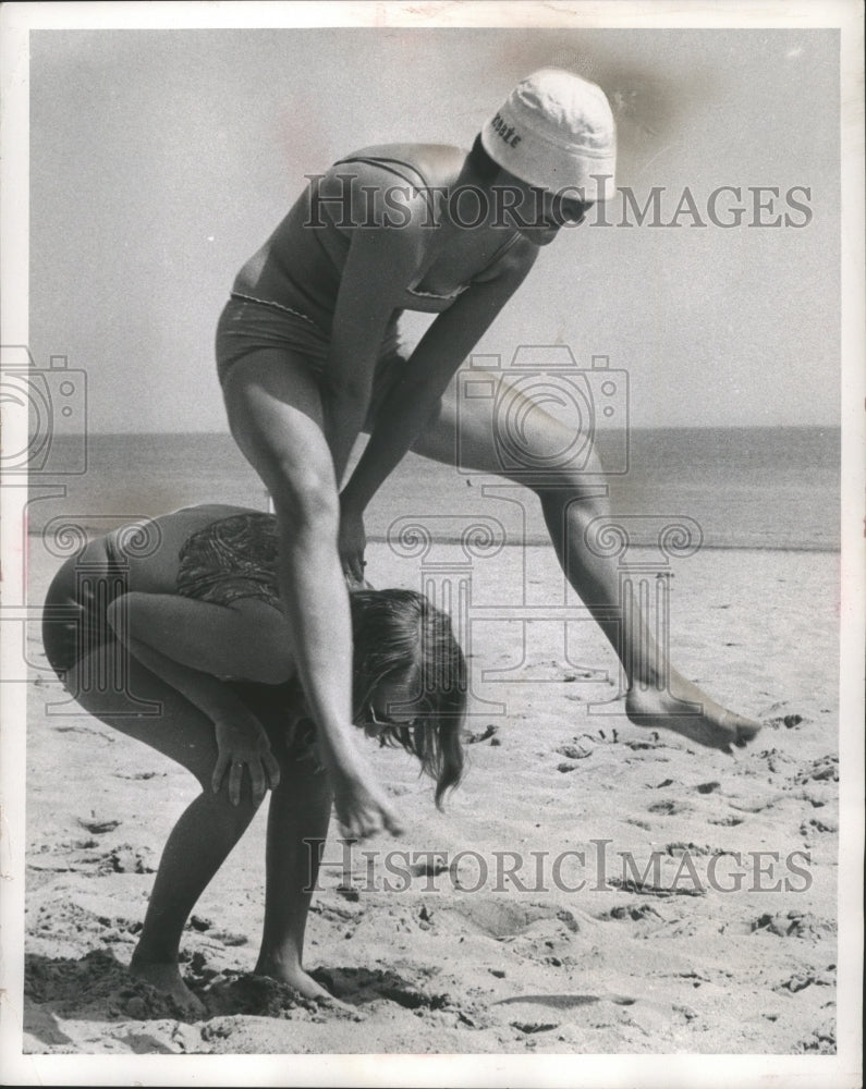 1985 Press Photo Ruth Zenk and Shirley Adams of Waukesha, Wisconsin at the Beach - Historic Images
