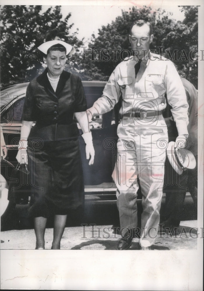 1958 Press Photo John Eisenhower escorts his mother into Walter Reed hospital - Historic Images