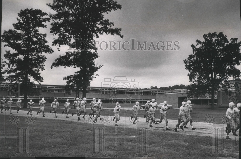 1965 Press Photo Greendale High Panthers Trot Through Rural Setting to Practice - Historic Images