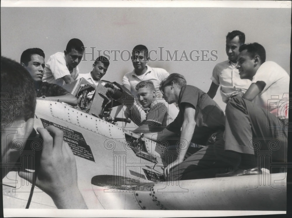 1986 Press Photo El Salvador civil air patrol members on F-89 jet at Air Museum - Historic Images