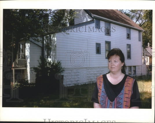 1993 Press Photo Lisa Emmons Alongside Home in Milwaukee - mjb02831 - Historic Images