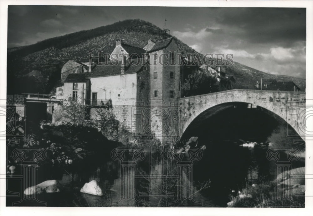 1989 Press Photo Bridge and castle at Le Pont de Montvert - mjb02887 - Historic Images