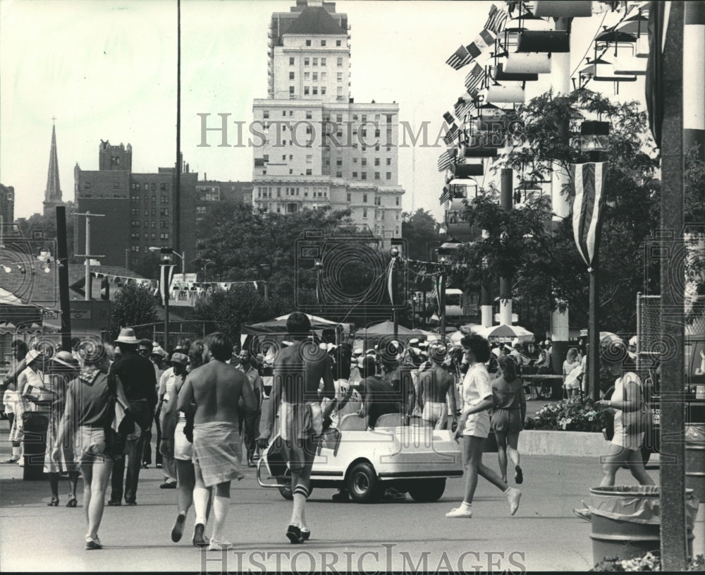1983 Press Photo Shirtless passersby at Festa Italiana at Summerfest Grounds - Historic Images
