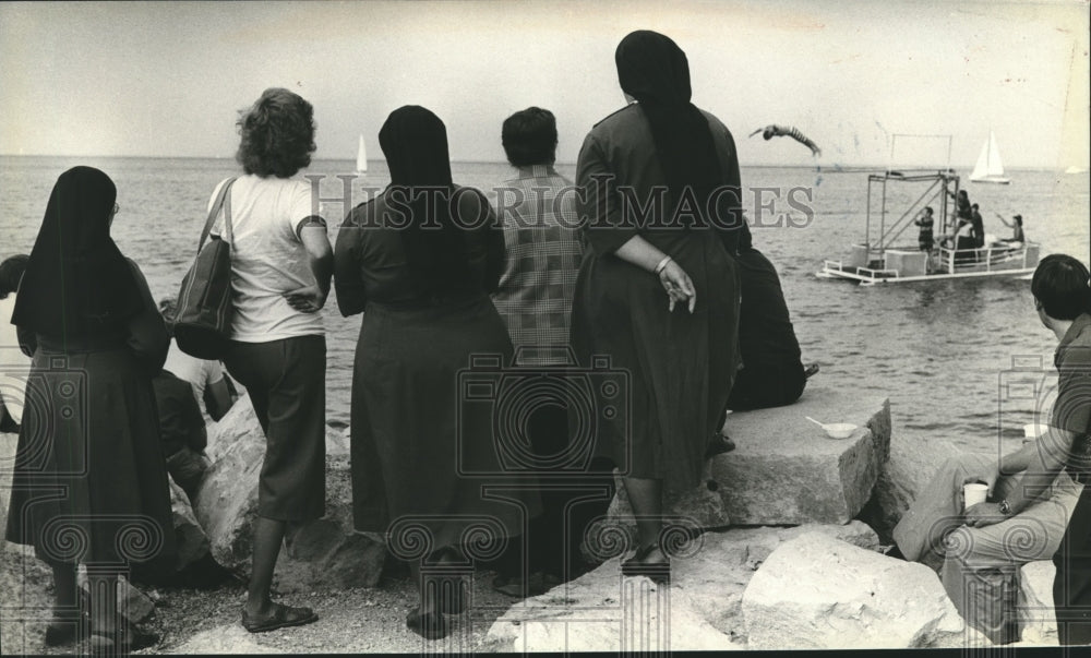 1979 Press Photo Onlookers at diving event during Festa Italiana - Historic Images