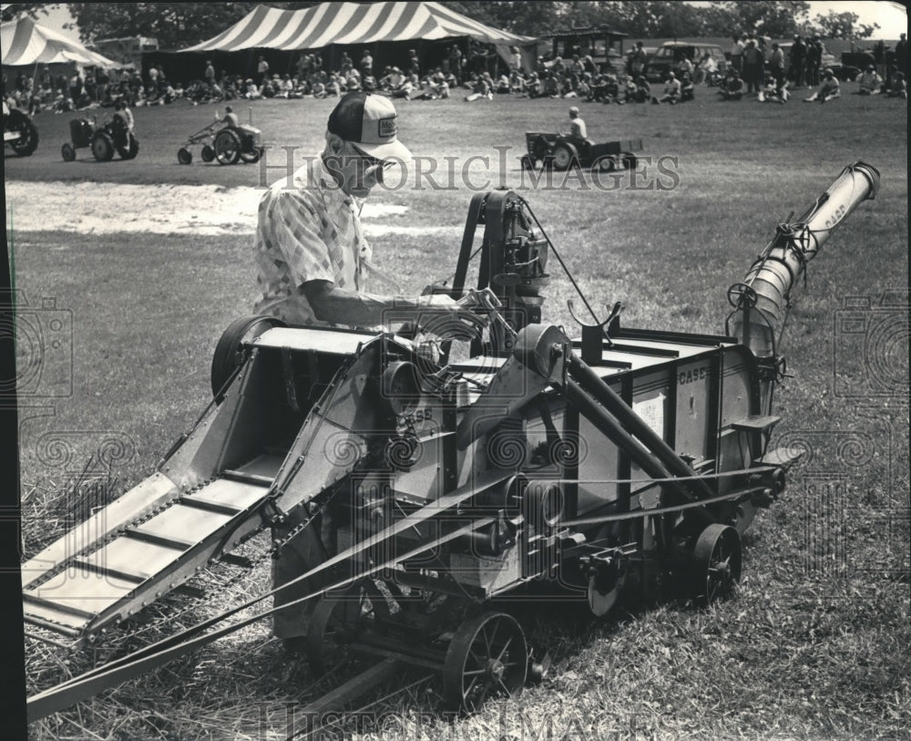 1986 Press Photo Mike Kolb, Oshkosh ,and his 1936 replica Case threshing machine - Historic Images