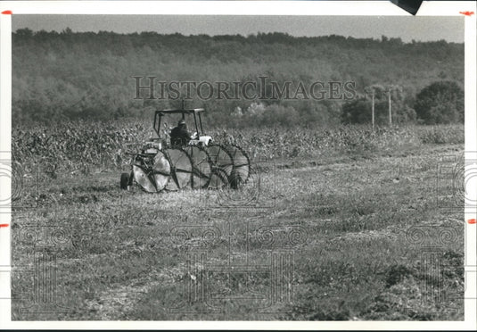 1993 Press Photo Ed Lasniak of Lola,WI during wet fall harvest. - mjb02929 - Historic Images