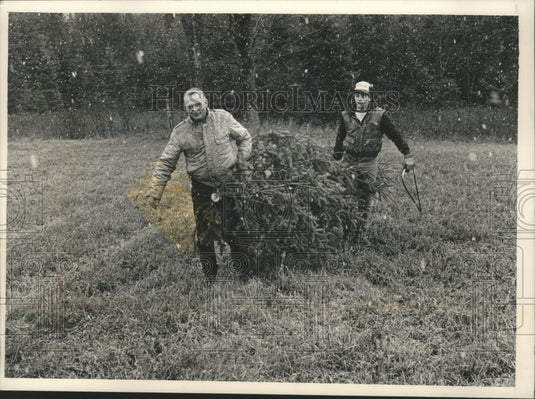1988 Press Photo Frank Zebro and son, David, carry their Christmas tree - Historic Images