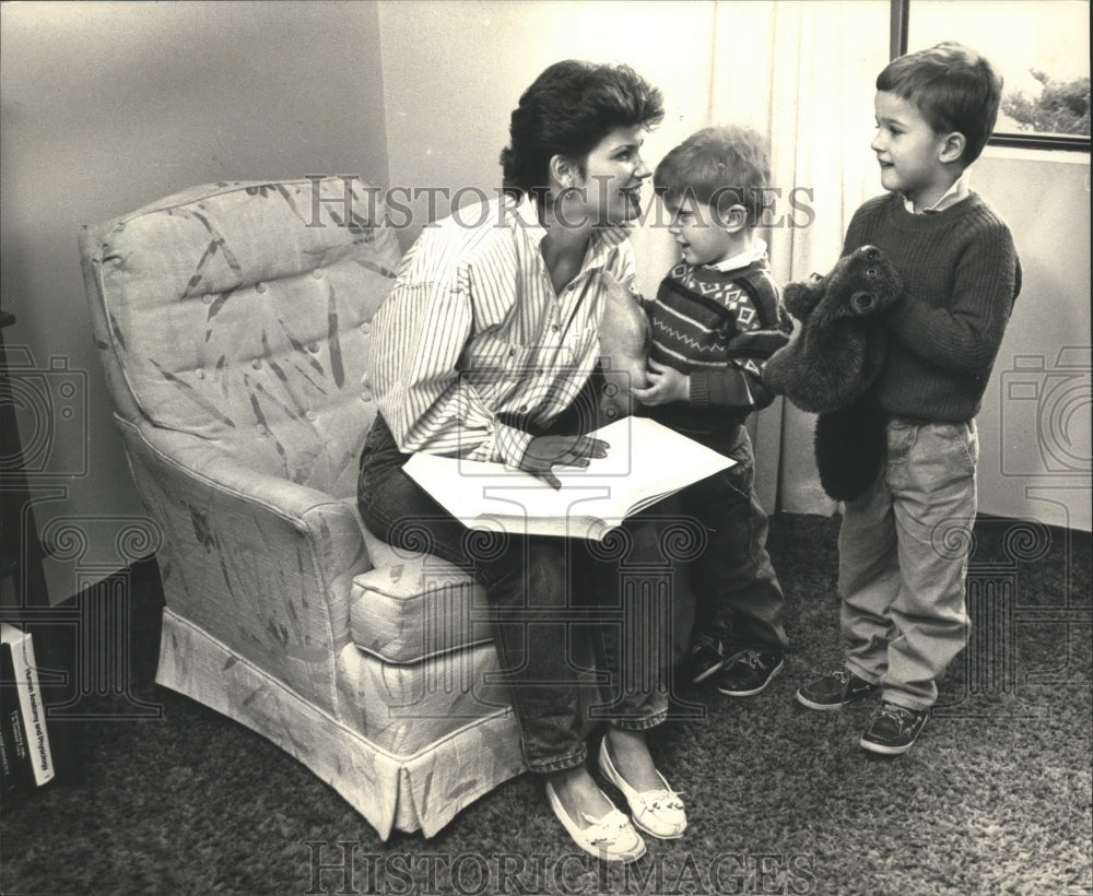1988 Press Photo Kathryn Friedl, 29, speaks with her children, Benjamin and Adam - Historic Images