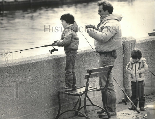1984 Press Photo Phil Johnson baits hook for son, Brian while son, Chris fishes - Historic Images