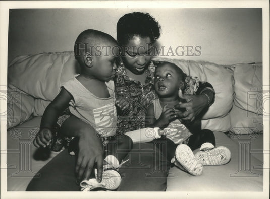 1991 Press Photo Tonia Foster with family - Historic Images