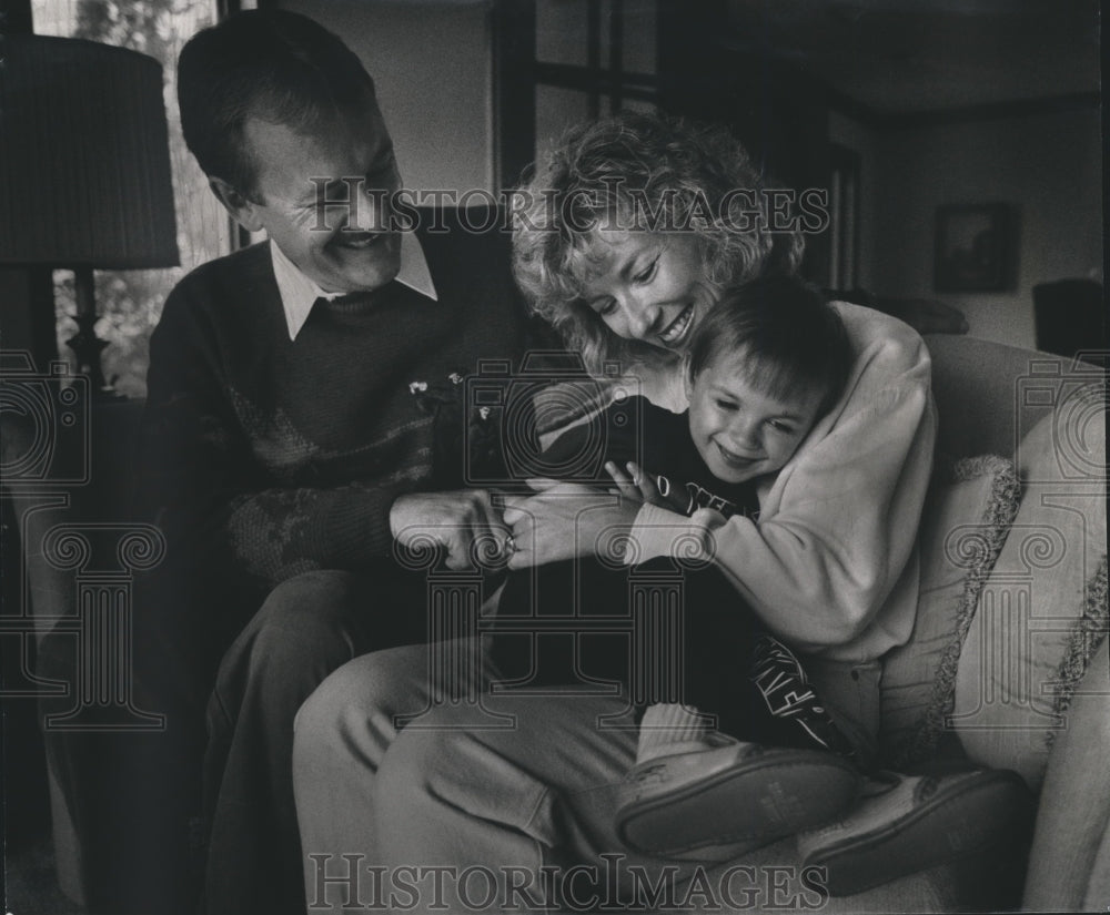 1993 Press Photo Al and Claire Matheus play with adopted son, Nicholas Anton, 3 - Historic Images