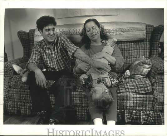 1992 Press Photo Family Paul Barnes and Brenda Quinn with son Dylan - Historic Images