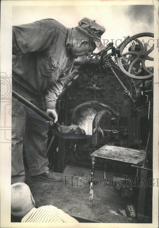 1965 Press Photo Bohm Tending the Fire at Wisconsin Farm - mjb03137-Historic Images