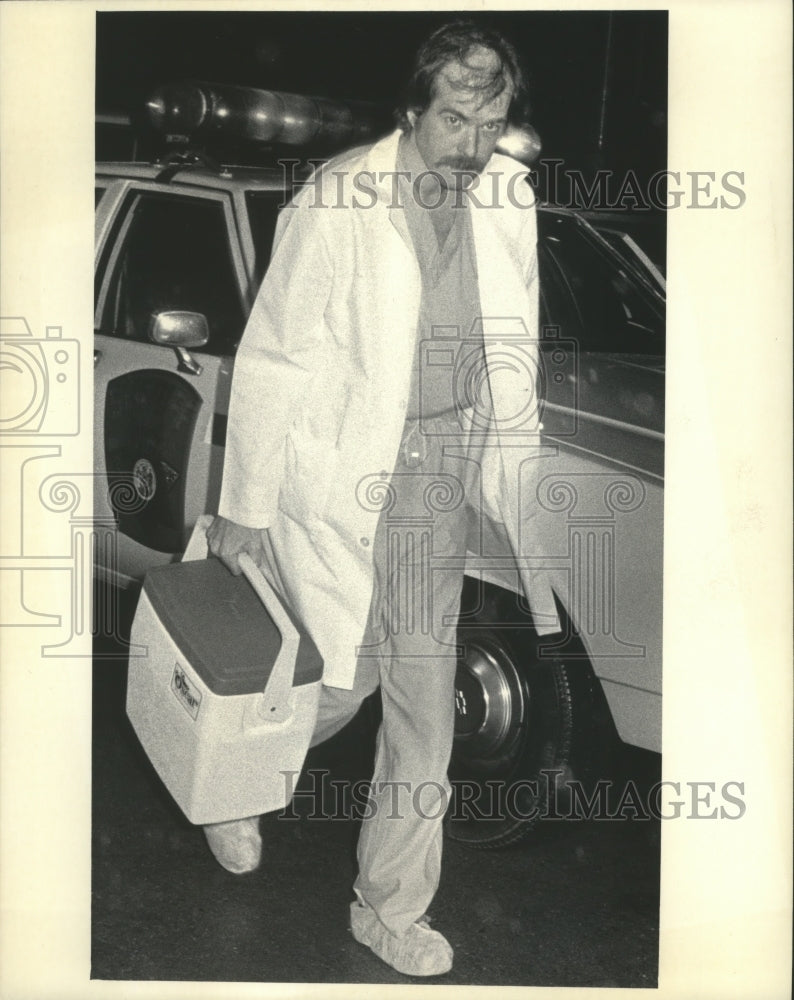 1985 Press Photo Timothy A. Galbraith Carries Heart in a Cooler - mjb03192 - Historic Images