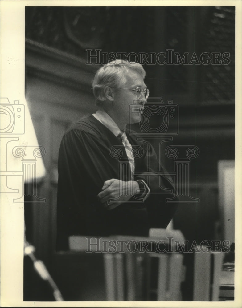1984 Press Photo Federal Judge Terence Evans stands in the courtroom - Historic Images
