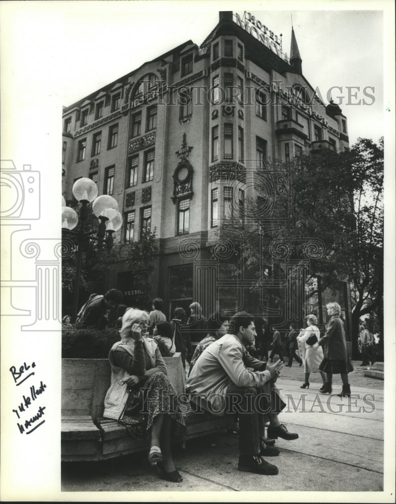 1982 Press Photo Eastern European People in Front of Hotel Moskva in Belgrade - Historic Images