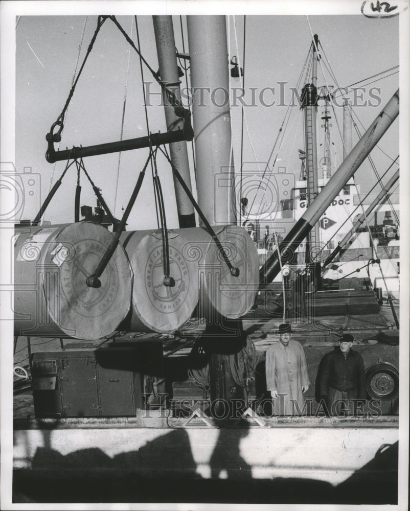 1957 Press Photo Nine hundred tons of newsprint unloaded for Milwaukee Journal - Historic Images