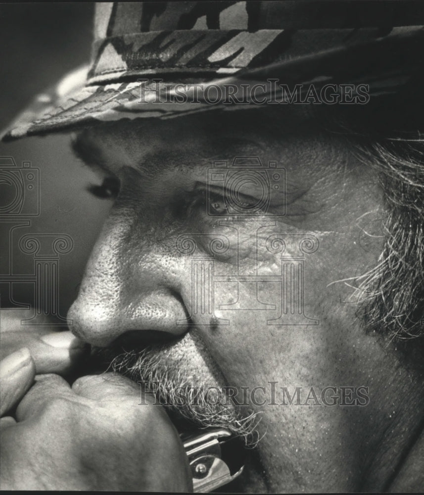 1989 Press Photo Stan Yambrick plays his harmonica at the campgrounds - Historic Images