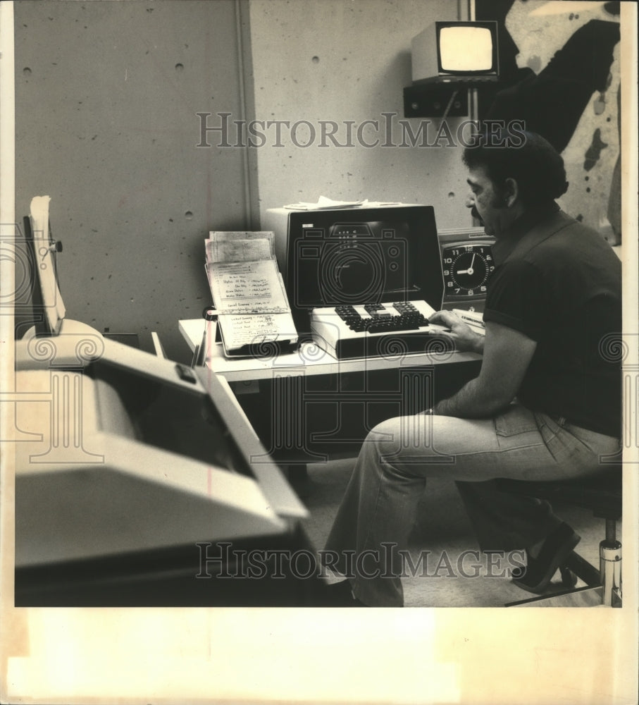 1976 Press Photo An operator mans computerized surveillance system for schools. - Historic Images