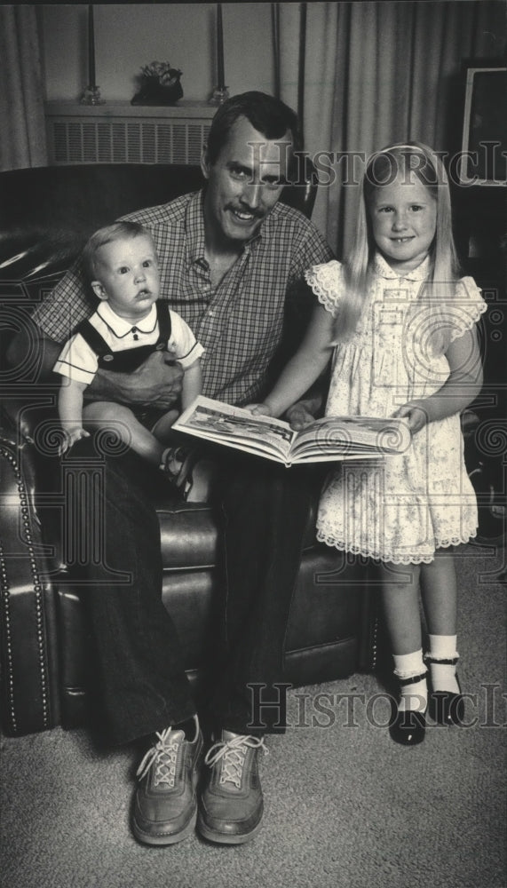 1984 Press Photo Thomas Silbernagel and his children Colin and Shannon - Historic Images