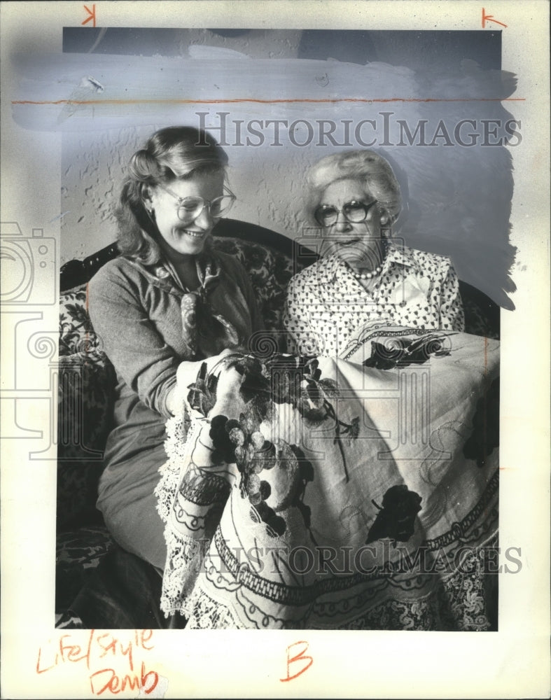 1982 Press Photo Hedwig Pagel and grandniece Amy Pagel admire the embroidery - Historic Images