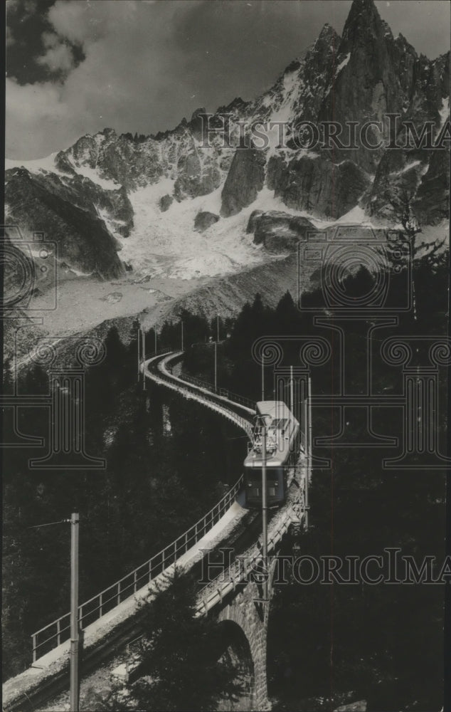 1962 Press Photo A train used to haul skiers and tourists up Mont Blanc - Historic Images