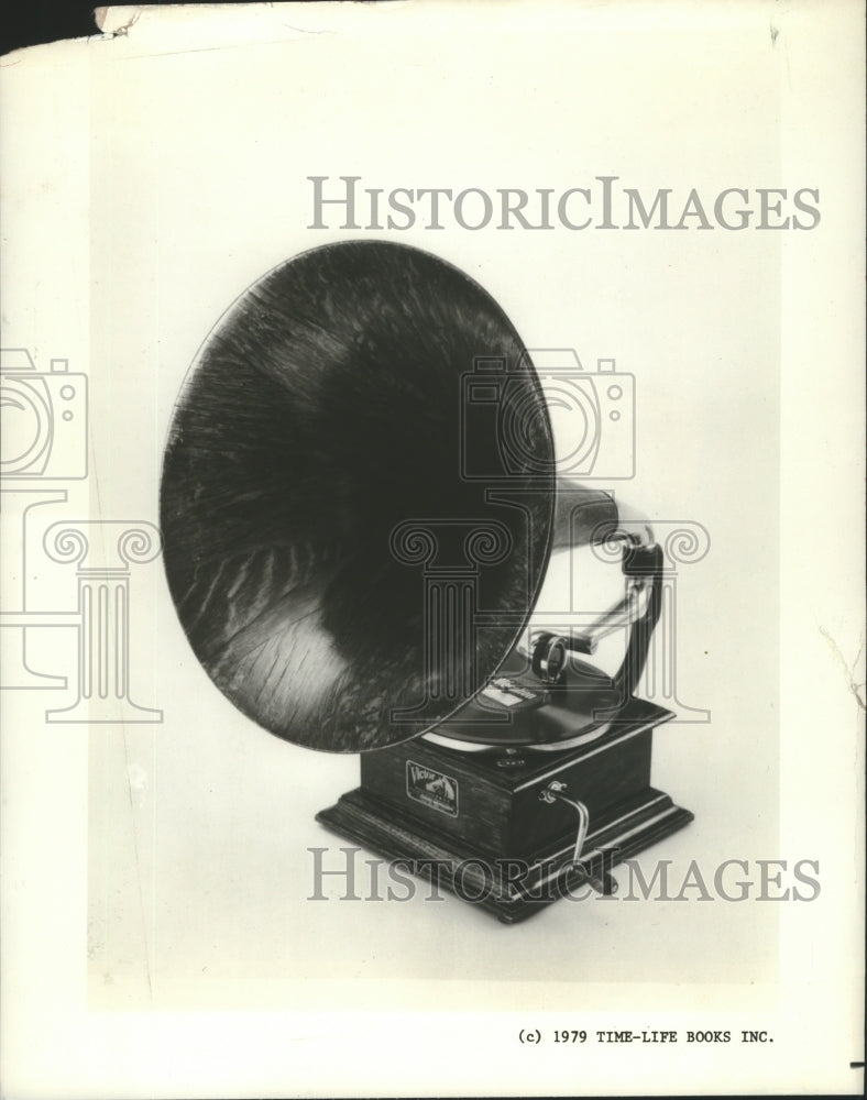 1979 Press Photo Victor I disc playing phonograph with unusual dark oak horn - Historic Images