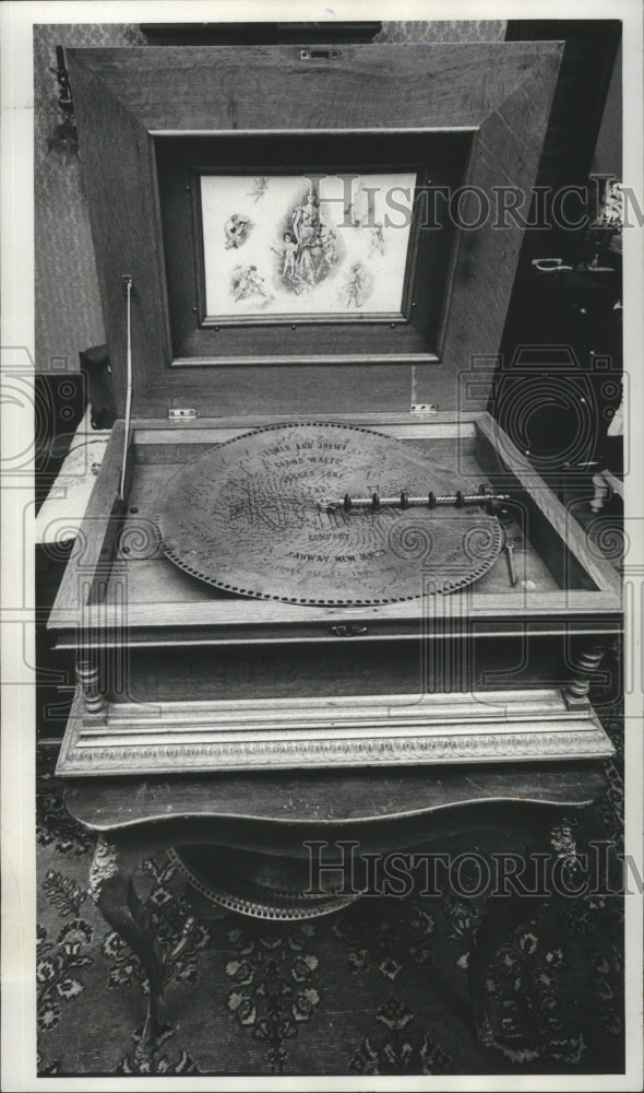 1968 Press Photo Metal disc player phonograph popular from 1895 to 1905-Historic Images