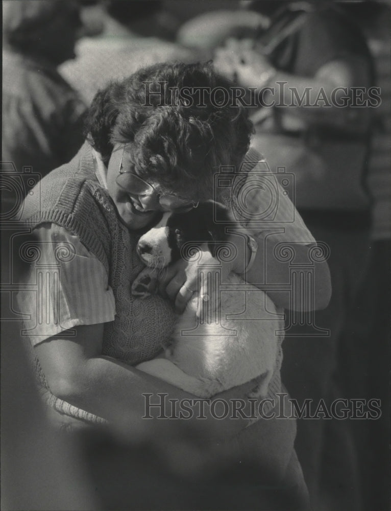 1985 Press Photo Sue Weiss of Mequon holding puppy at petting zoo - mjb03501 - Historic Images