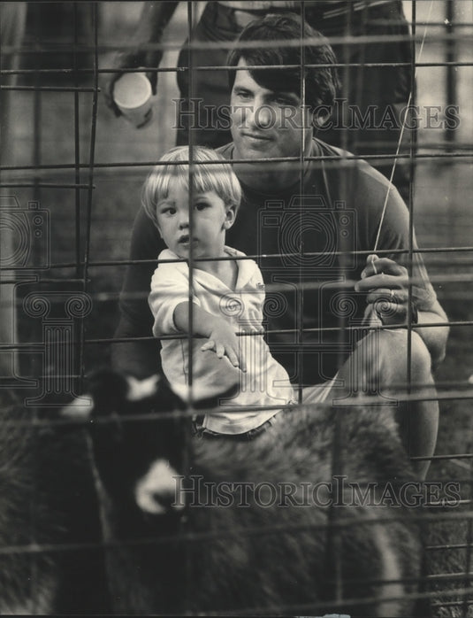 1986 Press Photo Sam O'Malley,2,and his dad Rick of Theiensville at petting zoo. - Historic Images