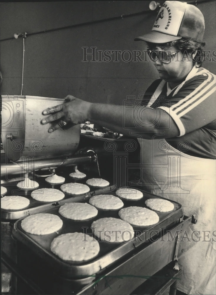 1986 Press Photo Mary Henneberry, Franksville, making pancakes - mjb03503 - Historic Images