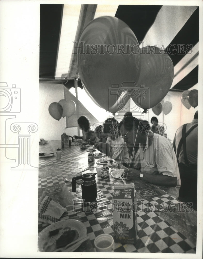 1990 Press Photo Thomas Schilz of Waukesha and his family eating breakfast. - Historic Images