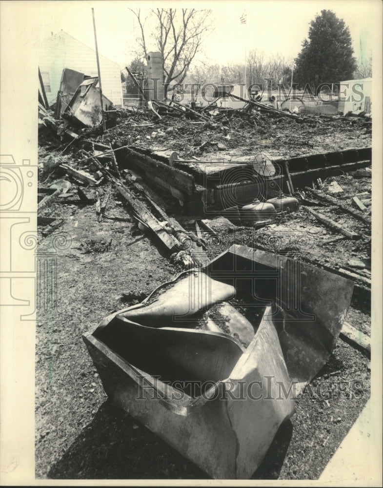 1986 Press Photo Paul Andrew&#39;s home was destroyed in gas explosion in Elkhorn. - Historic Images