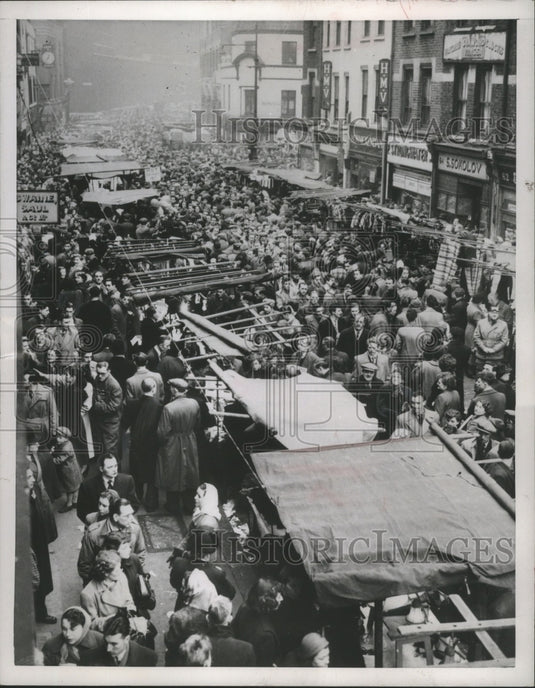 1952 Press Photo Christmas shoppers crowded Petticoat Lane, London, England-Historic Images
