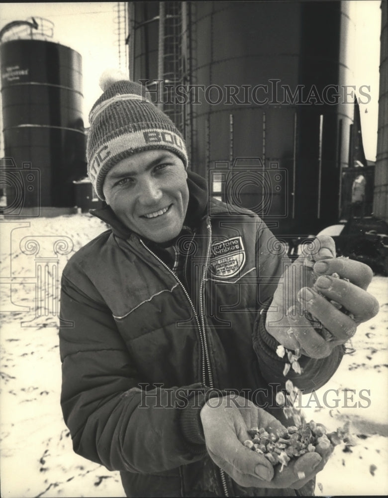 1988 Press Photo Jim Melichar's prize-winning corn on his Ozaukee County farm - Historic Images