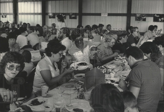 1985 Press Photo Crowd at "Breakfast on the Farm" in Mequon, Wisconsin - Historic Images
