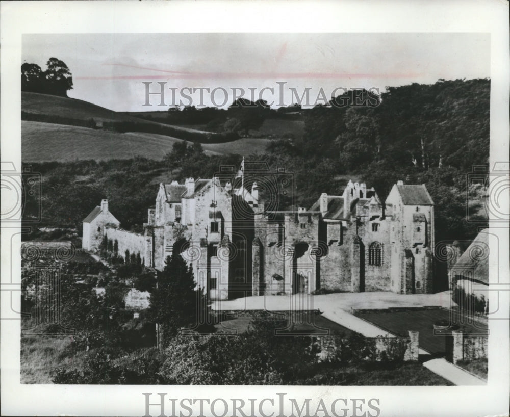 1969 Press Photo Exterior viewpoint of Compton castle in England - mjb03828-Historic Images