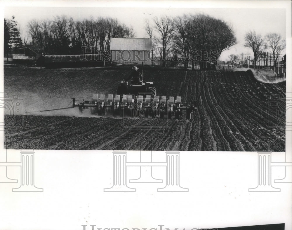 1966 Press Photo Experimental corn planter used at Ronald Caldwell&#39;s farm - Historic Images