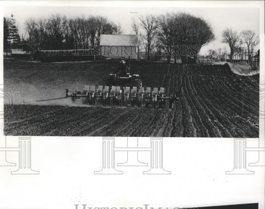 1966 Press Photo Experimental corn planter used at Ronald Caldwell's farm - Historic Images