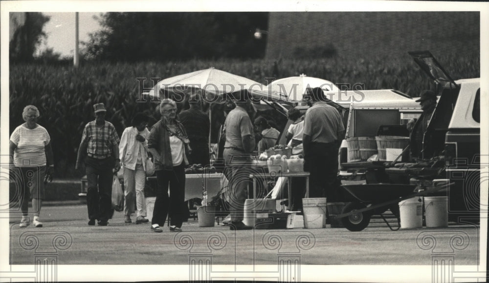 1992 Press Photo Wisconsin farmers sell their produce from roadside stands - Historic Images