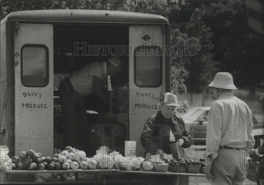 1993 Press Photo Farmers Harold and Sylvia Herther Selling Beans From a Truck - Historic Images