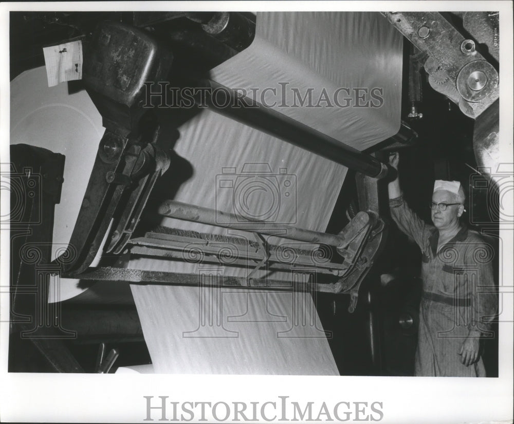 1960 Press Photo Operator shown with automatic paster of Milwaukee Journal- Historic Images