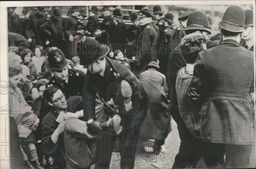 1961 Press Photo London, Police carryng protestors at England Demonstration - Historic Images