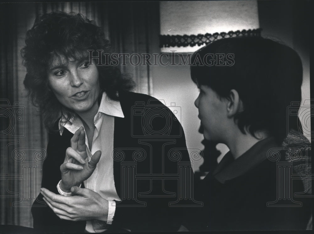 1989 Press Photo Kathy Neduzak Who is Deaf Signs with Her Son Jeff to Converse - Historic Images