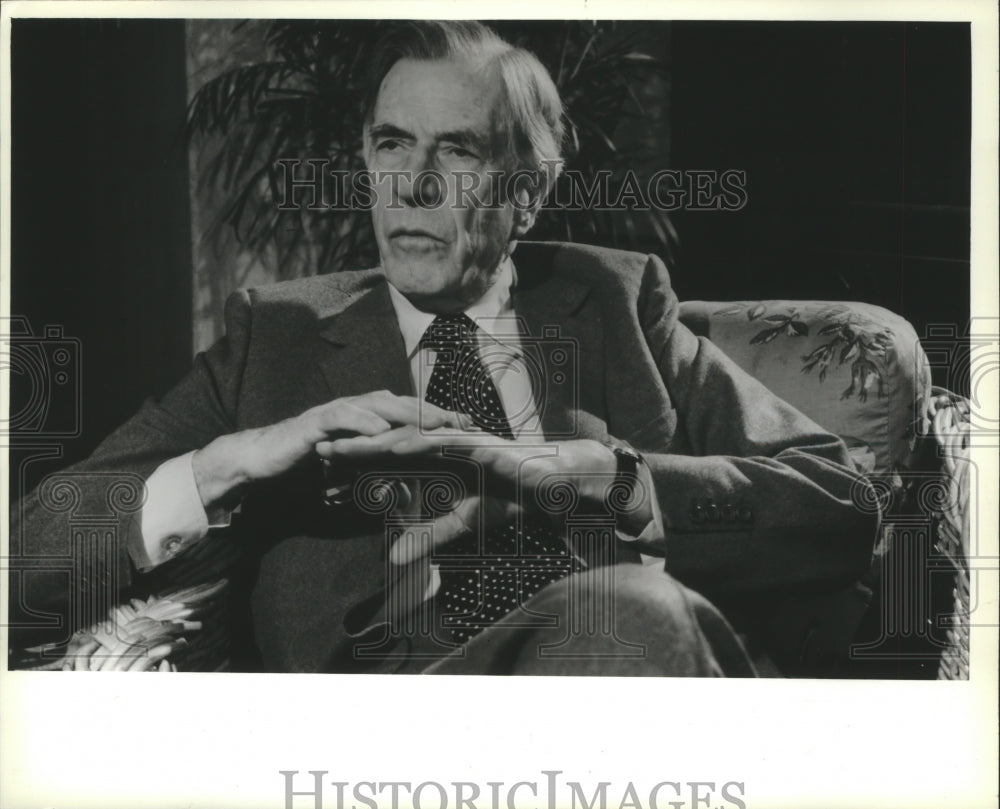 1981 Press Photo Economist John Kenneth Galbraith Being Interviewed in Chicago - Historic Images