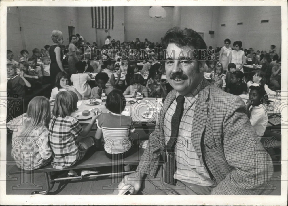 1970 Press Photo Thomas J Farley, school lunch director, at Kilbourn School. - Historic Images