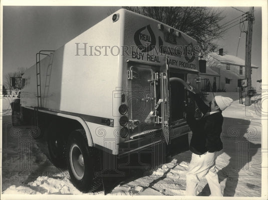 1984 Press Photo Ben Dercks, milk hauler, at the Bodde farm, Little Chute. - Historic Images